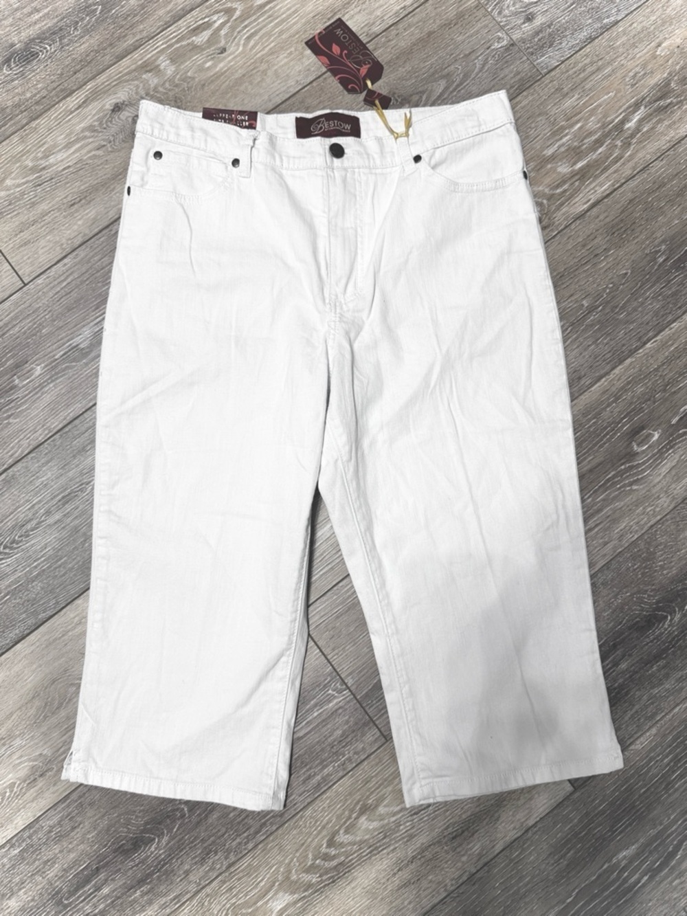 #5)  NWT Bestow  Women's White Capri Stretch Pants - Classic Comfort Fit